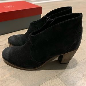 EUC Johnston Murphy 8 black suede ankle booties